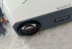 全新的1080P高清投影仪，可以无线连接WiFi手机优盘带音